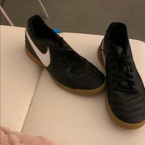 Indoor soccer shoes